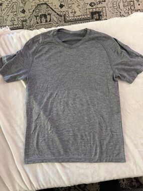 LULULEMON METAL VENT TECH SS 2.0  size medium, gray